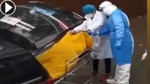 فيديو صادم.. مسن صيني نُقل بحقيبة جثث إلى المشرحة وهو حي يرزق!
