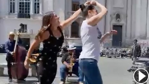فيديو غادة عبد الرازق بوصلة رقص مرحة في شوارع إيطاليا.. من رقص معها؟