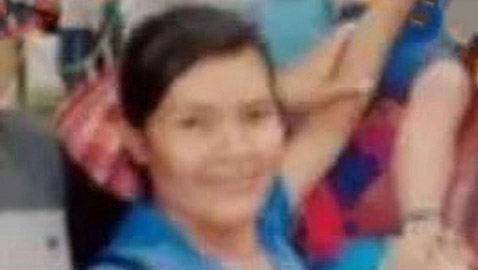 امرأة ميتة تقرع على نعشها خلال مراسم جنازتها