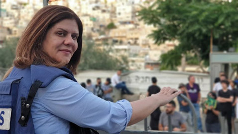 نجوم الفن والإعلام ينعون الصحفية الفلسطينية شيرين أبو عاقلة.. استشهدت أثناء عملها 