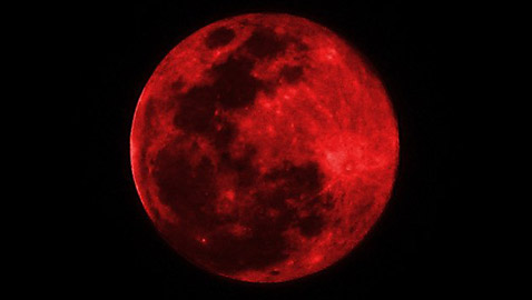 أول خسوف لعام 2022: السماء تتزين بظاهرة القمر الدموي ليلة الغد