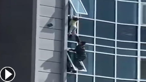 فيديو يحبس الأنفاس لطفلة تتدلى من الطابق الثامن.. ورجل يخاطر بحياته!