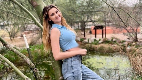 تعاني من حساسية تجاه الماء تمنعها من الشرب وذرف الدموع