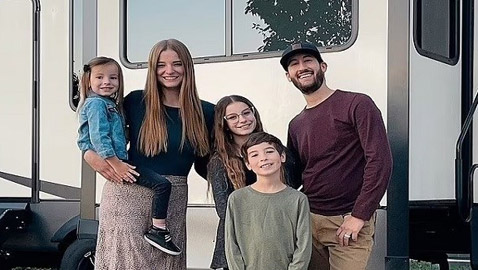 يحولان عربة سكن متنقلة إلى منزل عائلي فاخر