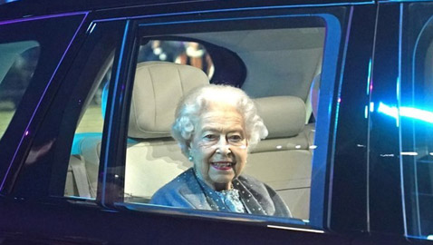 احتفالاً باليوبيل البلاتيني.. الملكة إليزابيث تحضر ختام عرض للخيول