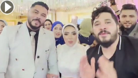 فيديو: مصطفى حجاج يفاجئ أحد متابعيه وعروسه بحضور حفل خطبتهما والغناء لهما