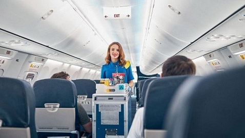 ميزة يجهلها الكثيرون للجلوس في المقعد الأوسط بالطائرة