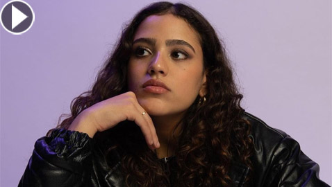 فيديو جنا ابنة عمرو دياب تنشر أغنية بصوتها وتطلب رأي الجمهور