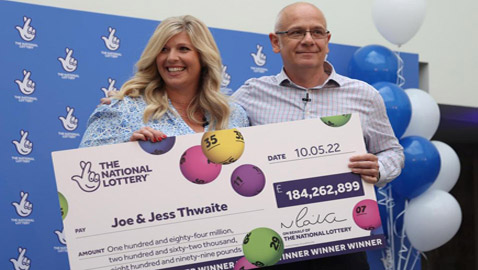 زوجان يفوزان بأكبر جائزة يانصيب في تاريخ بريطانيا.. صور