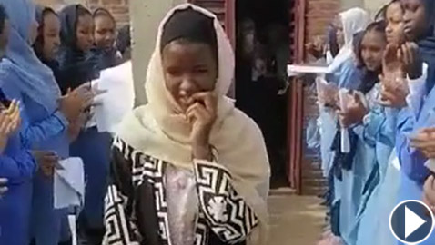 لحظات مؤثرة لفتاة سودانية أصيبت بالسرطان.. هكذا استقبلها رفاقها