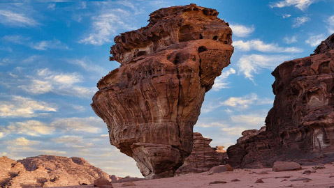 كتلة صخرية ضخمة تقف على قاعدة رفيعة جدا تثير الفضول بالسعودية!