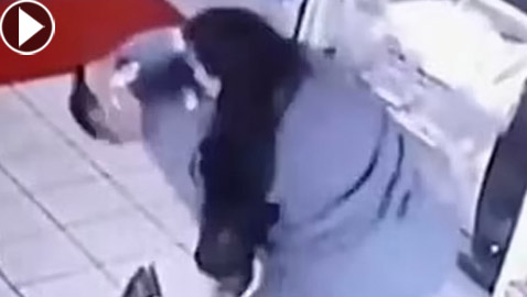 بالفيديو: امرأة برازيلية تنقض على شاب تحرش بها وتشبعه ضربا!