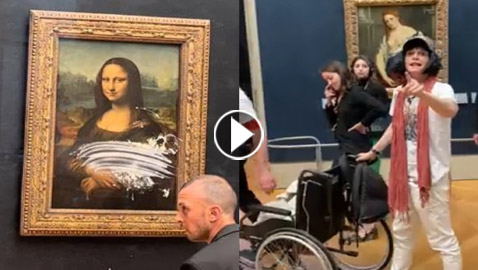 فيديو: شاب تنكر بزي امرأة عجوز يشوه لوحة الموناليزا بقطعة حلوى!