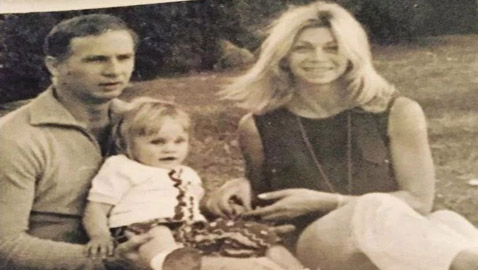 صورة نادرة: شيرين رضا في طفولتها مع والديها