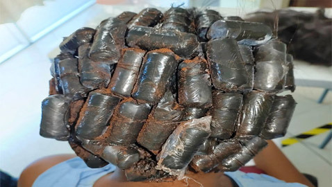 ضبط امرأتين خبأتا بشعرهما عشرات عبوات الكوكايين! صور