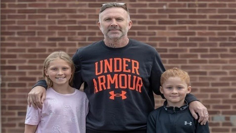 يعود للحياة بفضل طفليه