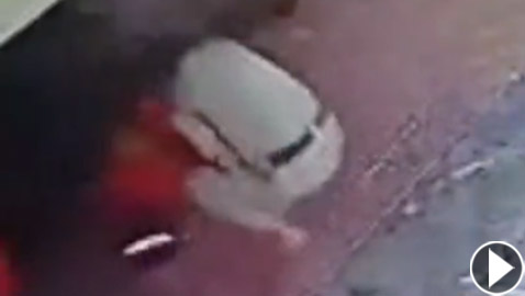 بالفيديو: شرطي جريء ينقذ سيدة مسنة من موت محتم تحت قطار!