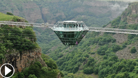 فيديو: جسر زجاجي معلق لمحبي المغامرة في جورجيا.. هل ستجربه؟