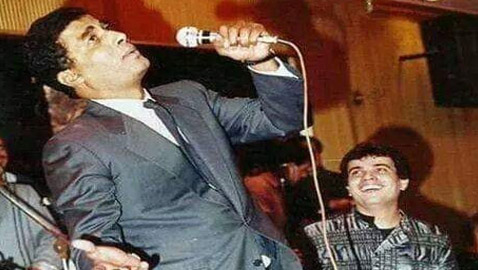 صورة نادرة: عمرو دياب يضحك من غناء أحمد زكي! وديو بينهما لم يكتمل