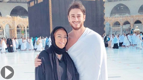 بالصور.. سعد لمجرد يؤدي مناسك العمرة برفقة والدته