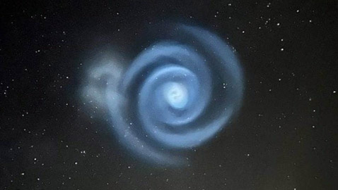 مشهد يفوق الخيال.. دوامة زرقاء غامضة في سماء نيوزيلندا! صور