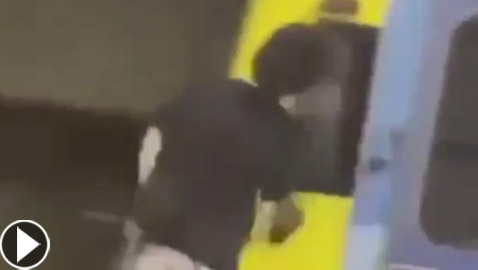 مشهد لا يصدق.. أراد التباهي وحصد المتابعين فصدمه قطار بوجهه!