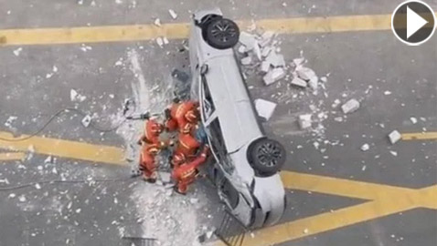سيارة كهربائية صينية تسقط من الطابق الثالث! كان بداخلها شخصان! فيديو