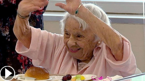معمرة تحتفل بعيد ميلادها الـ107.. وتكشف سر طول عمرها: 