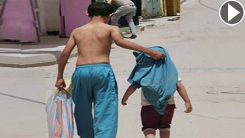 صورة تخطف القلوب.. طفل جزائري خلع قميصه ليحمي شقيقه من الشمس