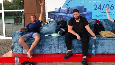 شابان روسيان يفوزان بتحدي بعد أن بقيا جالسين على أريكة 4 أيام متواصلة!