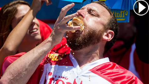 التهم 63 شطيرة في 10 دقائق فقط! أمريكي يفوز بمسابقة أكل 