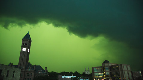 السماء خضراء.. ظاهرة غريبة ترعب مدينة أمريكية! صور