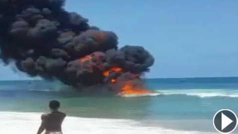 نار تشتعل من قلب مياه البحر.. فيديو مرعب من سواحل نيجيريا