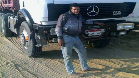 صورة حمو بيكا حافي القدمين ويعترف أنه كان سائق سيارة نقل: 