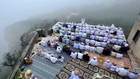 صورة ساحرة لصلاة عيد الأضحى في سلطنة عمان تخطف الأنظار