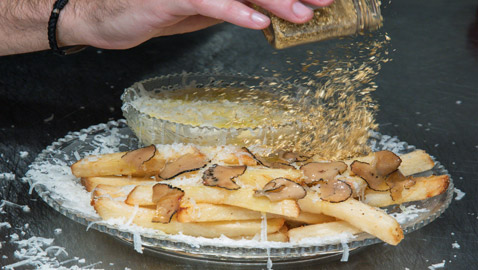 أغلى طبق بطاطس مقلية في العالم.. مضاف إليه غبار الذهب! صور