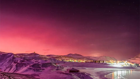 صور مذهلة لسماء القارة الجنوبية.. ذرات من بركان مائي صنعت ألوانا جذابة