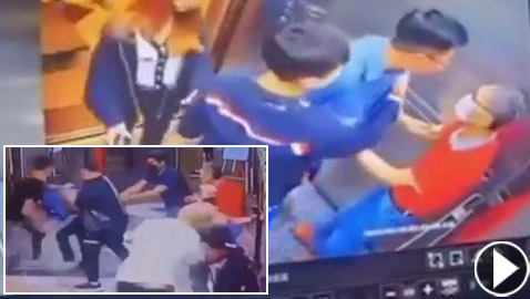 مراهق يعتدي على مسن بالضرب والشتائم.. هكذا رد شباب على فعله! فيديو