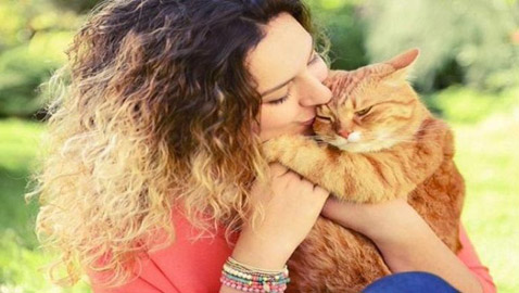 جزائرية تغيث قطاً فينقذها من موت محقق.. قصة 