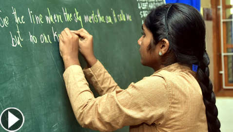 تكتب بكلتا اليدين.. فتاة هندية تبهر متابعيها بقدراتها الكتابية الخارقة! فيديو