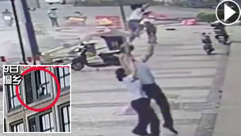 بالفيديو.. رجل صيني ينقذ طفلة سقطت من الطابق الخامس