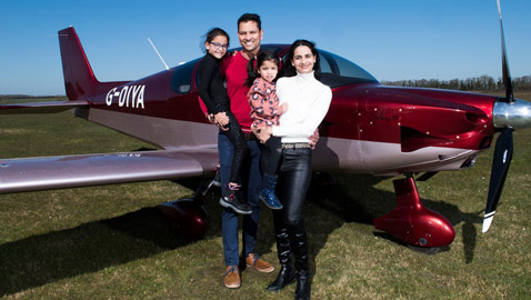 صنعها خلال إغلاق كورونا.. هندي يجول أوروبا بطائرته الخاصة