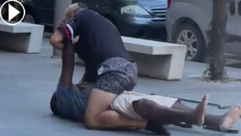 ضُرب حتى الموت.. إيطالي يقتل بائعا نيجيريا بالشارع ويُشعل غضبا بالبلاد! فيديو