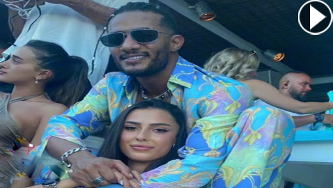 فيديو وصور: هجوم على محمد رمضان لاحتضانه فتاة إسرائيلية بالمايوه