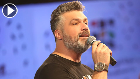 فيديو: فارس كرم يرقص على المسرح 
