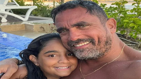 صور أمير كرارة في المسبح مع ابنته الشابة.. وزوجته تخطف الأنظار بجمالها