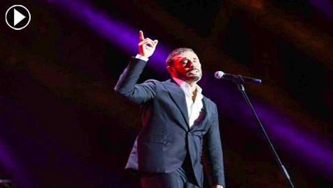 فيديو وصور: كاظم الساهر يمازح جمهوره: فرحانين ولابسين تي شيرتات وأنا بالبدلة!