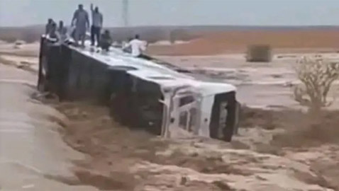 سيول تجرف حافلة بالسودان.. وفاة أم وابنتها وإصابة آخرين