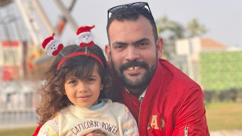 خالد عليش ورسالة مؤثرة لابنته المحروم من رؤيتها: أحبك وأشتاق إليك واشتريت لك الكثير من الهدايا