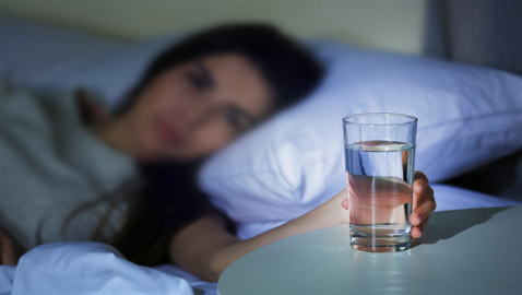 لهذا السبب... تجنبوا شرب الماء قبيل النوم